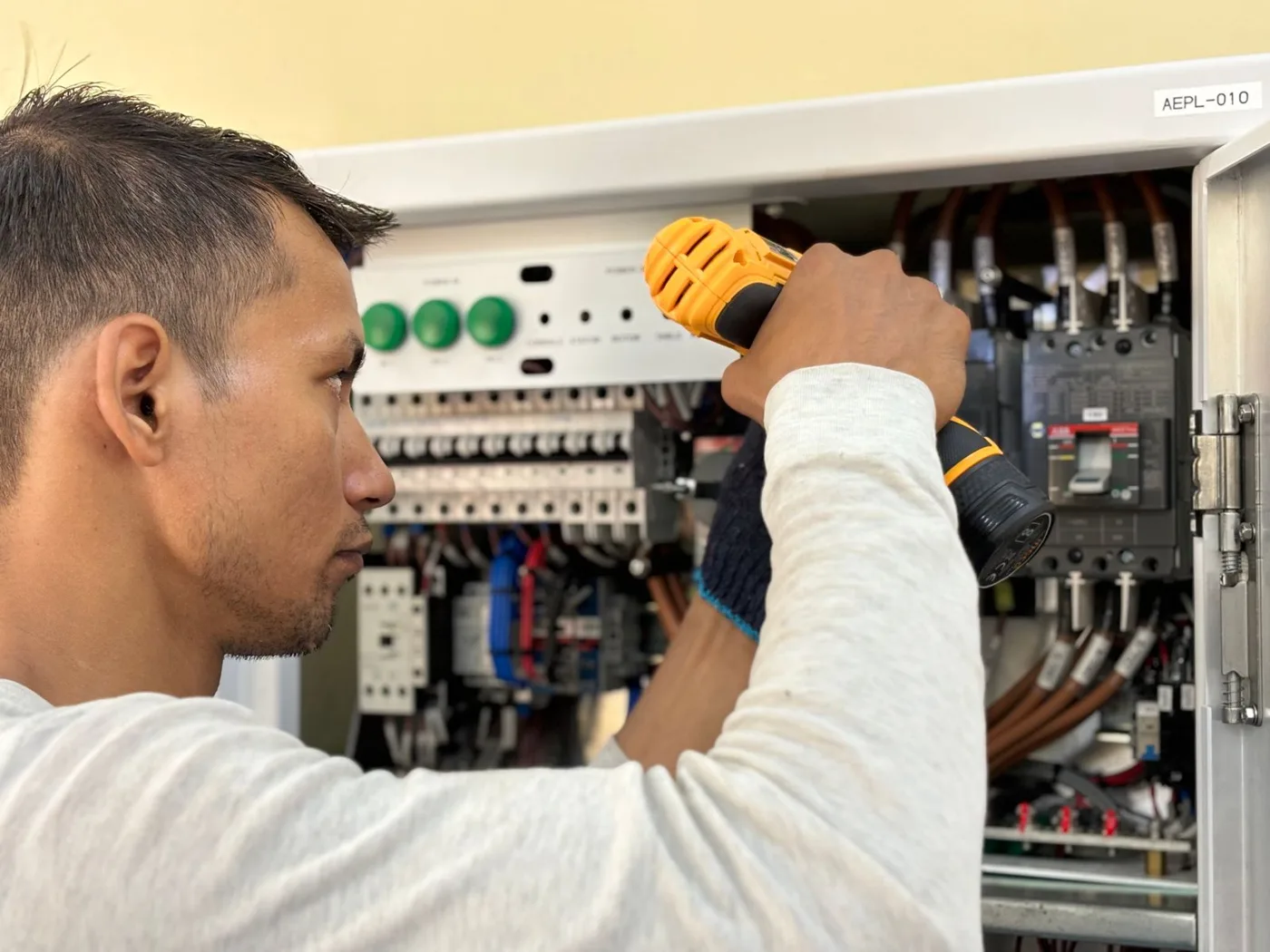 Electricista trabajando en un tablero eléctrico